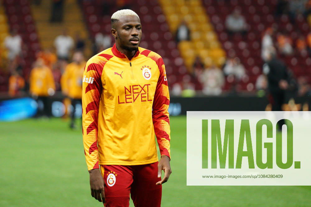 Victor Osimhen (C) of Galatasaray warms up before the Turkish Super League 2026 27 match between Galatasaray and Kasimpasa at RAMS Park Stadium in Istanbul, Turkey, on October 9, 2026. Sariyer Turkey - ZUMAu194 20261009_zip_u194_007