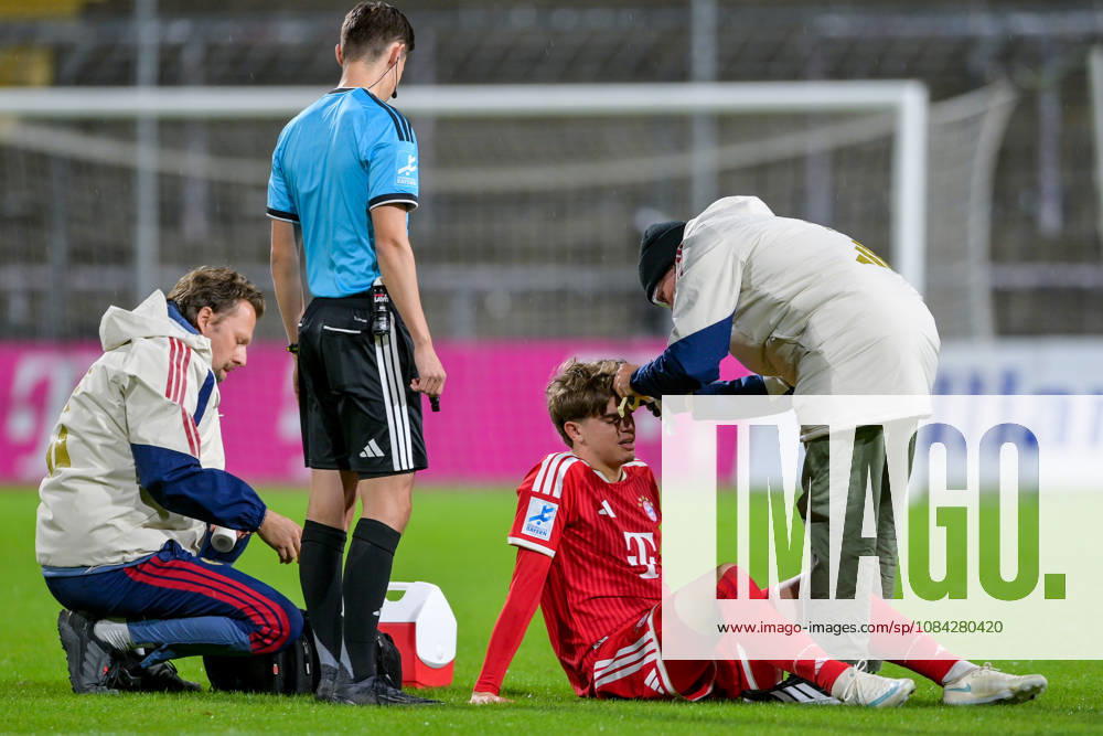 Guido Della Rovere (Bayern Muenchen, FCB, 10) muss mit einer Kopfverletzung in der ersten Spielminute behandelt werden, verletzt, Verletzung, injured, sporting injury, 09.10.2026, München (Deutschland), Fussball, Regionalliga Bayern, FC Bayern München II - SpVgg Unterhaching