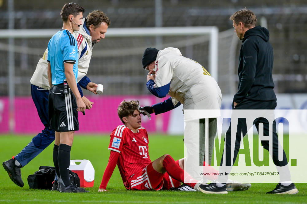 Guido Della Rovere (Bayern Muenchen, FCB, 10) muss mit einer Kopfverletzung in der ersten Spielminute behandelt werden, verletzt, Verletzung, injured, sporting injury, 09.10.2026, München (Deutschland), Fussball, Regionalliga Bayern, FC Bayern München II - SpVgg Unterhaching