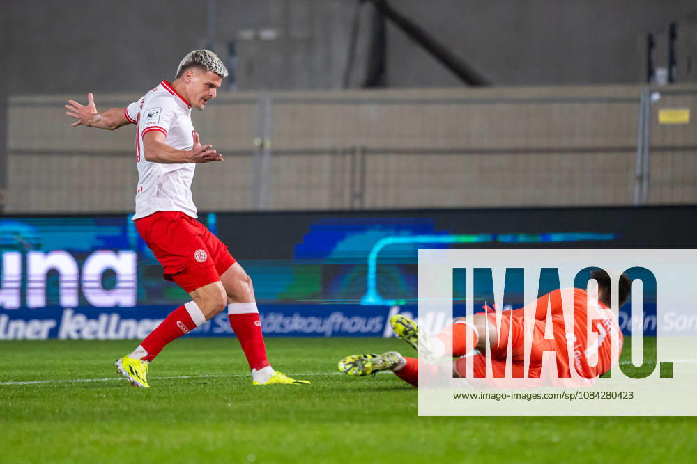 (L-R) Marek Janssen (Rot-Weiss Essen, 20) gegen Morten Behrens (SC Preussen Muenster, 01) GER, SC Preussen Muenster vs. Rot-Weiss Essen, Fussball, 3. Liga, 8. Spieltag, Spielzeit 2026 2027, 09.10.2026 DFL Regulations prohibit any use of photographers as image sequences and or quasi-video. GER, SC Preussen Muenster vs. Rot-Weiss Essen, Fussball, 3. Liga, 8. Spieltag, Spielzeit 2026 2027, 09.10.2026 Muenster