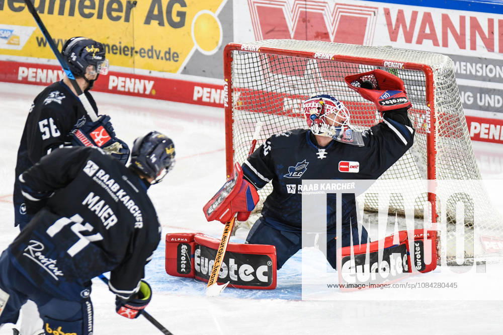 Straubing Tigers vs. Iserlohn Roosters, Eishockey, Deutsche Eishockey Liga, Penny DEL, 7.Spieltag, Saison 2026 2027, 09.10.2026 Andreas Jenike (Iserlohn Roosters), Eishockey Herren, Deutsche Eishockey Liga, Penny DEL, 5.Spieltag, Saison 2026 2027 am 09.10.2026 im Eisstadion am Pulverturm, Straubing Tigers (blau) gegen Iserlohn Roosters (weiss)