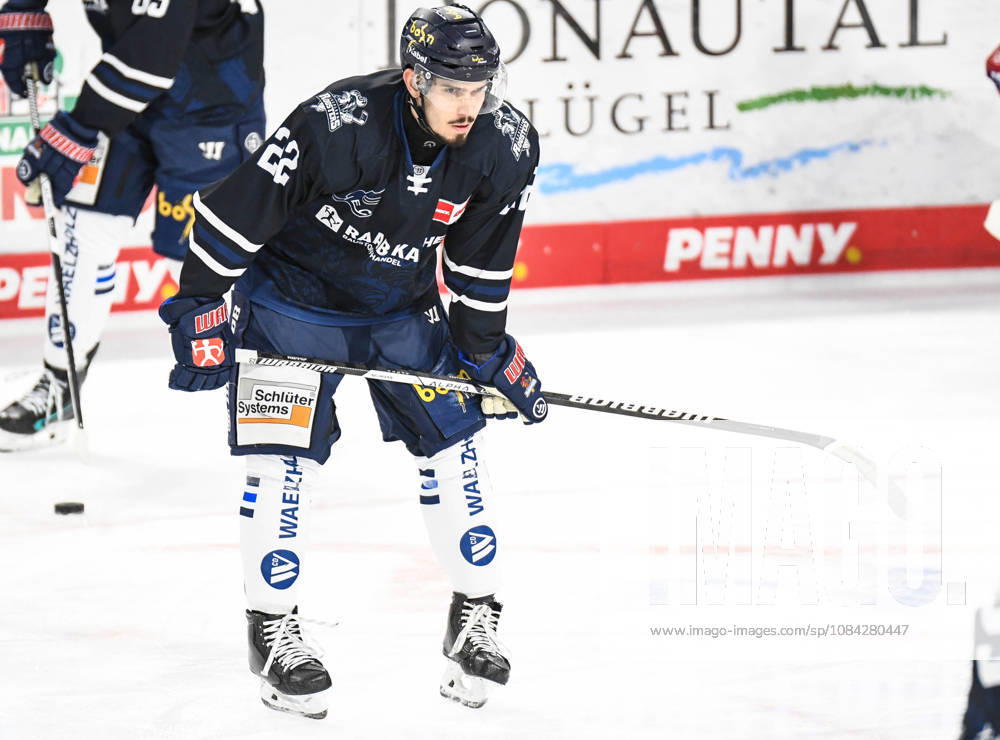 Straubing Tigers vs. Iserlohn Roosters, Eishockey, Deutsche Eishockey Liga, Penny DEL, 7.Spieltag, Saison 2026 2027, 09.10.2026 Daniel Neumann (Iserlohn Roosters), Eishockey Herren, Deutsche Eishockey Liga, Penny DEL, 5.Spieltag, Saison 2026 2027 am 09.10.2026 im Eisstadion am Pulverturm, Straubing Tigers (blau) gegen Iserlohn Roosters (weiss)