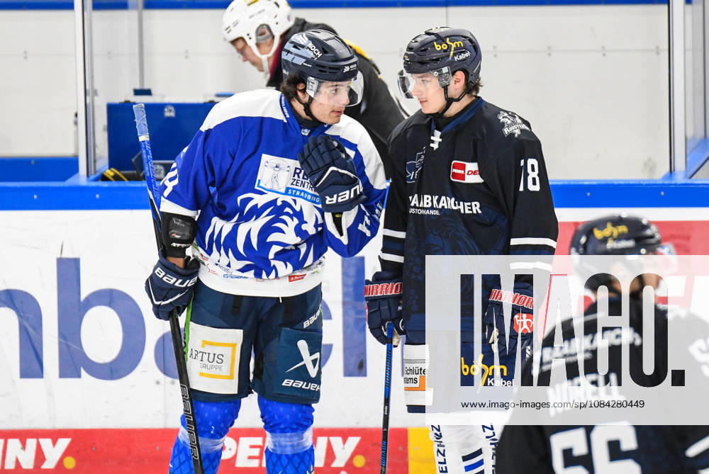 Straubing Tigers vs. Iserlohn Roosters, Eishockey, Deutsche Eishockey Liga, Penny DEL, 7.Spieltag, Saison 2026 2027, 09.10.2026 Max Bleicher (Straubing Tigers) mit Lua Niehus (Iserlohn Roosters), Eishockey Herren, Deutsche Eishockey Liga, Penny DEL, 5.Spieltag, Saison 2026 2027 am 09.10.2026 im Eisstadion am Pulverturm, Straubing Tigers (blau) gegen Iserlohn Roosters (weiss)