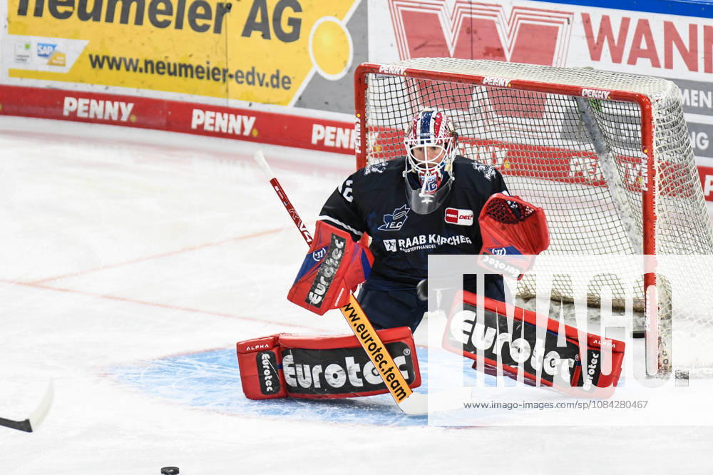 Straubing Tigers vs. Iserlohn Roosters, Eishockey, Deutsche Eishockey Liga, Penny DEL, 7.Spieltag, Saison 2026 2027, 09.10.2026 Andreas Jenike (Iserlohn Roosters), Eishockey Herren, Deutsche Eishockey Liga, Penny DEL, 5.Spieltag, Saison 2026 2027 am 09.10.2026 im Eisstadion am Pulverturm, Straubing Tigers (blau) gegen Iserlohn Roosters (weiss)