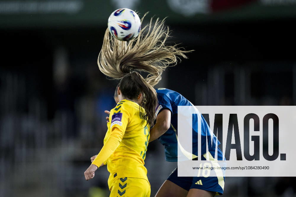 Laura KubiliÅ«tÄ— of Lithuania and Bella Andersson of Sweden during the FIFA Women s World Cup qualifier play-off football match between Lithuania and Sweden on October 9, 2026 in Kaunas. Photo: Mathias Bergeld BILDBYRAN kod MB MB1418 fotboll football soccer fotball vm-kval kval fifa womens world cup qualifier qualifier playoff lithuania sverige sweden dam bbeng play-off