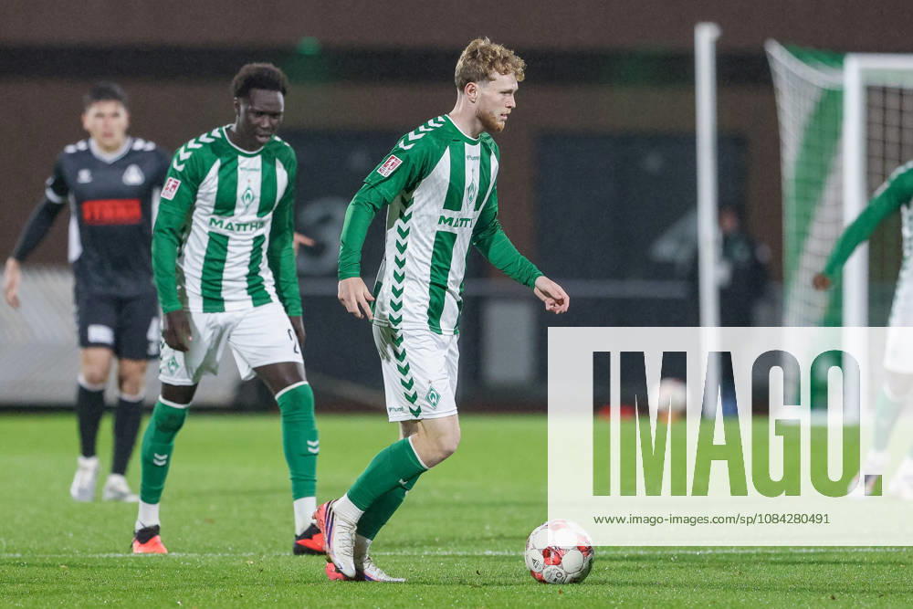 Johann Wegner (SV Werder Bremen II, 2) am Ball, Einzelbild, Ganzkörper, Aktion, Action, Spielszene, 09.10.2026, Bremen (Deutschland), Fussball, Regionalliga Nord, SV Werder Bremen II - SV Atlas Delmenhorst