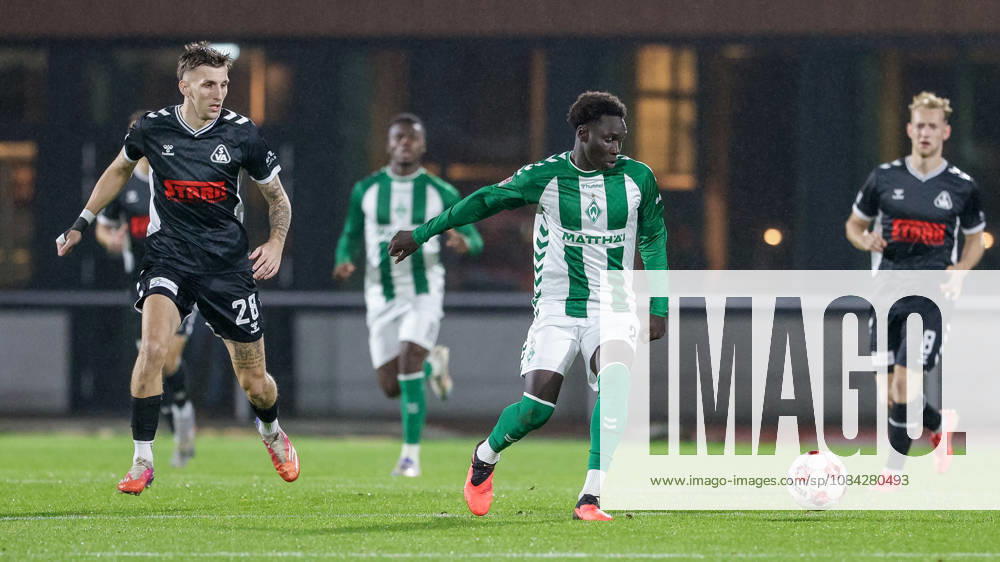 V.li.: Steffen Rohwedder (SV Atlas Delmenhorst, 28) und Ramiz Hamouda (SV Werder Bremen II, 24) im Zweikampf, Duell, Dynamik, Aktion, Action, Spielszene, 09.10.2026, Bremen (Deutschland), Fussball, Regionalliga Nord, SV Werder Bremen II - SV Atlas Delmenhorst