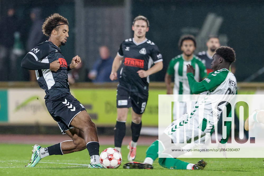 V.li.: Eric Anozie (SV Atlas Delmenhorst, 29) und Ramiz Hamouda (SV Werder Bremen II, 24) im Zweikampf, Duell, Dynamik, Aktion, Action, Spielszene, 09.10.2026, Bremen (Deutschland), Fussball, Regionalliga Nord, SV Werder Bremen II - SV Atlas Delmenhorst