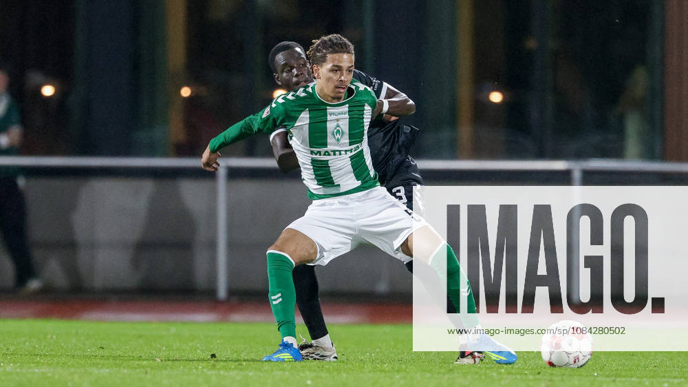 V.li.: Andre Ndiaye (SV Atlas Delmenhorst, 3) und Kenny Quetant (SV Werder Bremen II, 50) im Zweikampf, Duell, Dynamik, Aktion, Action, Spielszene, 09.10.2026, Bremen (Deutschland), Fussball, Regionalliga Nord, SV Werder Bremen II - SV Atlas Delmenhorst