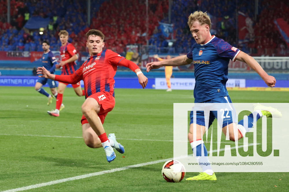 Fussball 2.Bundesliga, 1.FC Heidenheim - 1.FC Kaiserslautern v.l. Paul Hennrich (1FC Heidenheim 1846) Mika Haas (1.FC Kaiserslautern) Zweikampf, Aktion, action, battle for the ball Heidenheim