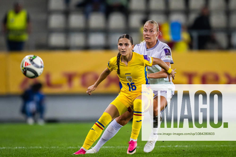 Ioana Stancu of Romania and Guro Bergsvand of Norway during the FIFA Women s World Cup Qualifier football match between Romania and Norway on October 9, 2026 in Bucharest. Photo: Marius Simensen BILDBYRAN COP 238 bbeng dam FIFA World Cup, WM, Weltmeisterschaft, Fussball qualifiers football fotball fotboll landskamp norge norway romania soccer vm kvalik vm-kvalifisering kvinner