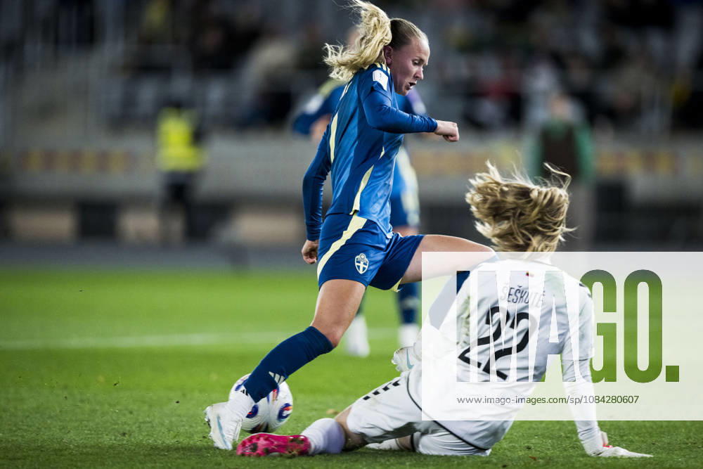 Matilda Vinberg of Sweden and goalkeeper Meda SeskutÄ— of Lithuania during the FIFA Women s World Cup qualifier play-off football match between Lithuania and Sweden on October 9, 2026 in Kaunas. Photo: Mathias Bergeld BILDBYRAN kod MB MB1418 fotboll football soccer fotball vm-kval kval fifa womens world cup qualifier qualifier playoff lithuania sverige sweden dam bbeng play-off