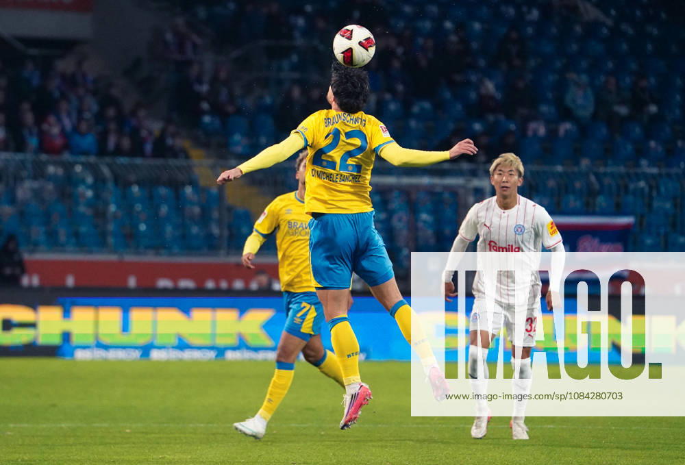 Deutschland: Fussball 2. Bundesliga 2026 2027, 7. Spieltag - Eintracht Braunschweig vs Holstein Kiel - Eintracht-Stadion (Braunschweig): Kopfball Fabio Di Michele Sanchez (Eintracht Braunschweig, 22)