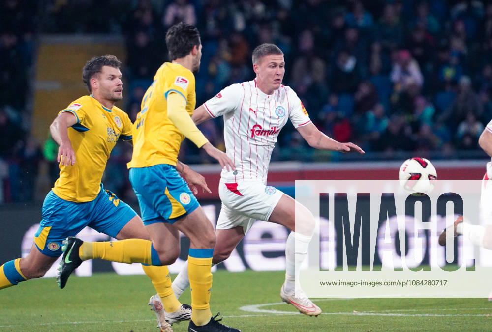 Deutschland: Fussball 2. Bundesliga 2026 2027, 7. Spieltag - Eintracht Braunschweig vs Holstein Kiel - Eintracht-Stadion (Braunschweig): im Zweikampf Phil Harres (Holstein Kiel, 19) Kevin Ehlers (Eintracht Braunschweig, 21)