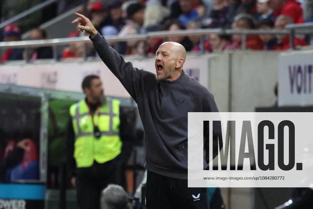 Fussball 2.Bundesliga, 1.FC Heidenheim - 1.FC Kaiserslautern v.l. Torsten Lieberknecht Trainer (1.FC Kaiserslautern) gibt Anweisungen, gestikuliert, mit den Armen gestikulieren gives instructions, gesticulate Heidenheim