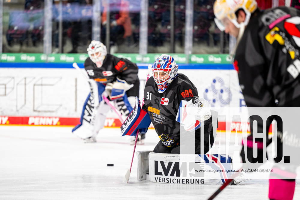 Eishockey - Saison 2026 2027 - Penny DEL - Nürnberg Ice Tigers Icetigers - Adler Mannheim - ThHa - - Niklas Treutle (31, Nürnberg Ice Tigers, NIT ) hält den Puck vor Luis Janett (35, Nürnberg Ice Tigers, NIT )