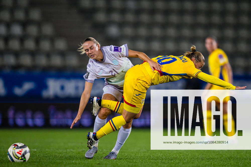 Lisa Naalsund of Norway and Mihaela Ciolacu of Romania during the FIFA Women s World Cup Qualifier football match between Romania and Norway on October 9, 2026 in Bucharest. Photo: Marius Simensen BILDBYRAN COP 238 bbeng dam FIFA World Cup, WM, Weltmeisterschaft, Fussball qualifiers football fotball fotboll landskamp norge norway romania soccer vm kvalik vm-kvalifisering kvinner
