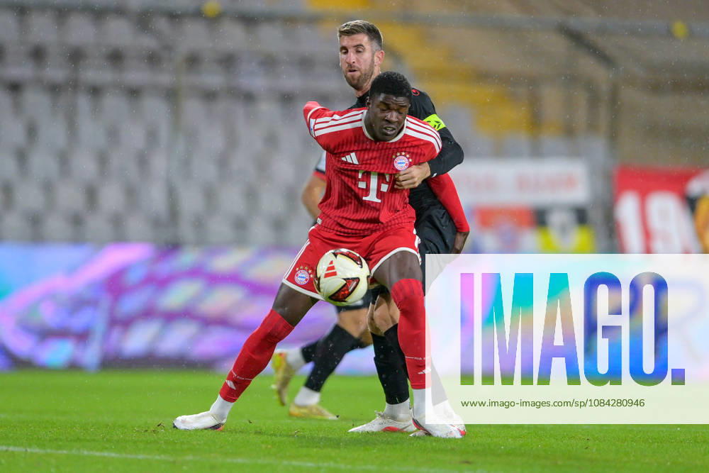 V.li.: Bastian Friedrich Assomo (Bayern Muenchen, FCB, 9) Alexander Winkler (Unterhaching, 4) im Zweikampf, Duell, duel, tackle, Dynamik, Action, Aktion, 09.10.2026, München (Deutschland), Fussball, Regionalliga Bayern, FC Bayern München II - SpVgg Unterhaching
