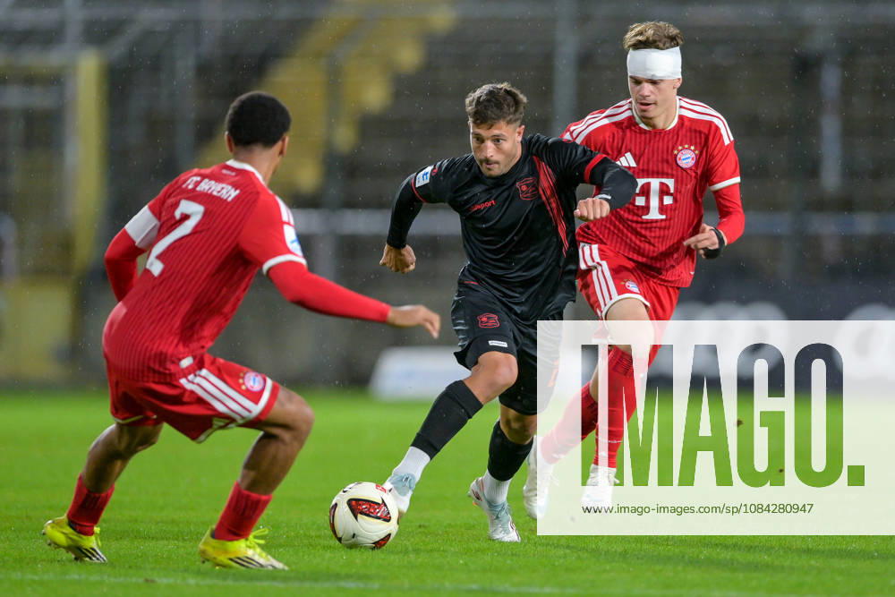 V.li.: Vincent Manuba Bayern Muenchen, FCB, 2) Moritz Mueller (Unterhaching, 24) Guido Della Rovere (Bayern Muenchen, FCB, 10) im Zweikampf, Duell, duel, tackle, Dynamik, Action, Aktion, 09.10.2026, München (Deutschland), Fussball, Regionalliga Bayern, FC Bayern München II - SpVgg Unterhaching