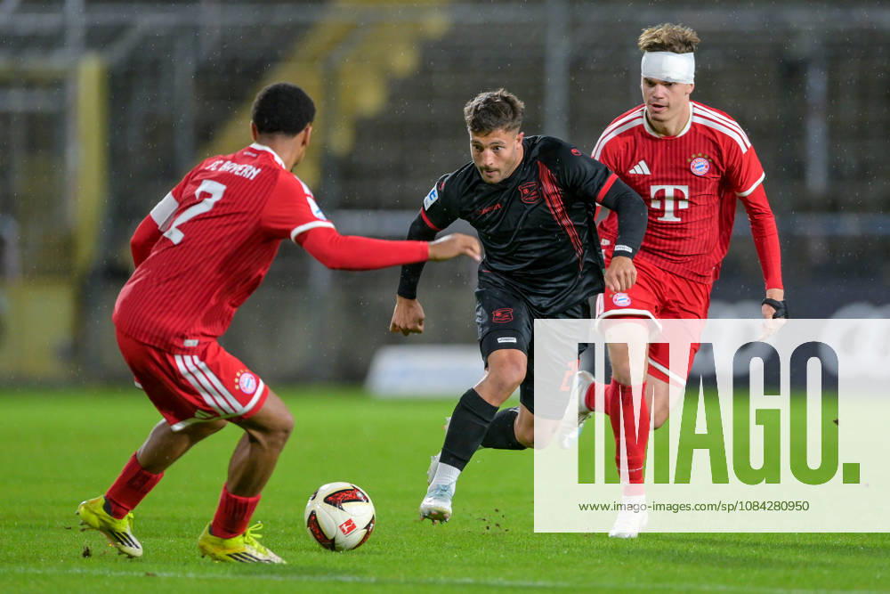 V.li.: Vincent Manuba Bayern Muenchen, FCB, 2) Moritz Mueller (Unterhaching, 24) Guido Della Rovere (Bayern Muenchen, FCB, 10) im Zweikampf, Duell, duel, tackle, Dynamik, Action, Aktion, 09.10.2026, München (Deutschland), Fussball, Regionalliga Bayern, FC Bayern München II - SpVgg Unterhaching