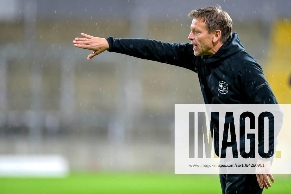 Trainer Holger Seitz (Unterhaching) gibt Anweisungen, gestikuliert, mit den Armen gestikulieren, gives instructions, gesticulate, Einzelbild, Aktion, Action, 09.10.2026, München (Deutschland), Fussball, Regionalliga Bayern, FC Bayern München II - SpVgg Unterhaching