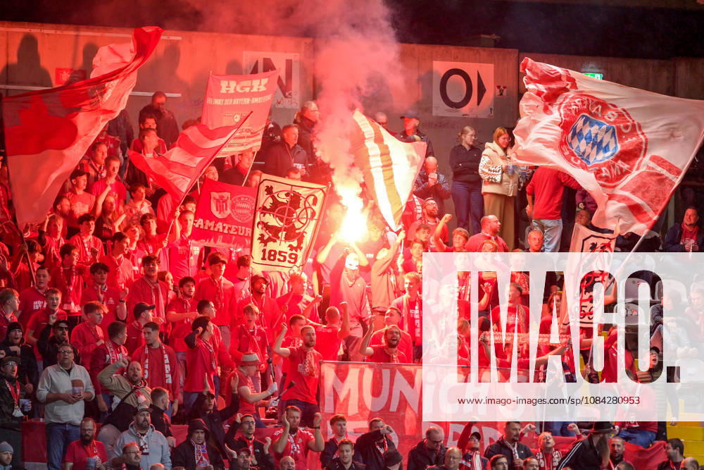 Fans des FC Bayern Muenchen II zünden Bengalos, Bengalo, Bengalos, Feuerwerk, flare, Fans, Publikum, Zuschauer, Stimmung, Atmosphaere, Stadion, 09.10.2026, München (Deutschland), Fussball, Regionalliga Bayern, FC Bayern München II - SpVgg Unterhaching