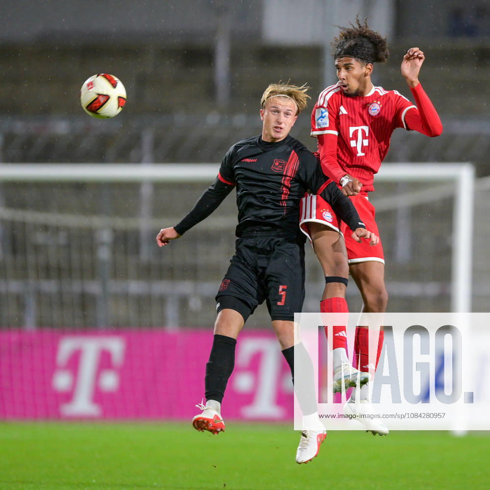 V.li.: Ben Westermeier (Unterhaching, 5) Noah Codjo-Evora (Bayern Muenchen, FCB, 11) im Zweikampf, Duell, duel, tackle, Dynamik, Action, Aktion, 09.10.2026, München (Deutschland), Fussball, Regionalliga Bayern, FC Bayern München II - SpVgg Unterhaching