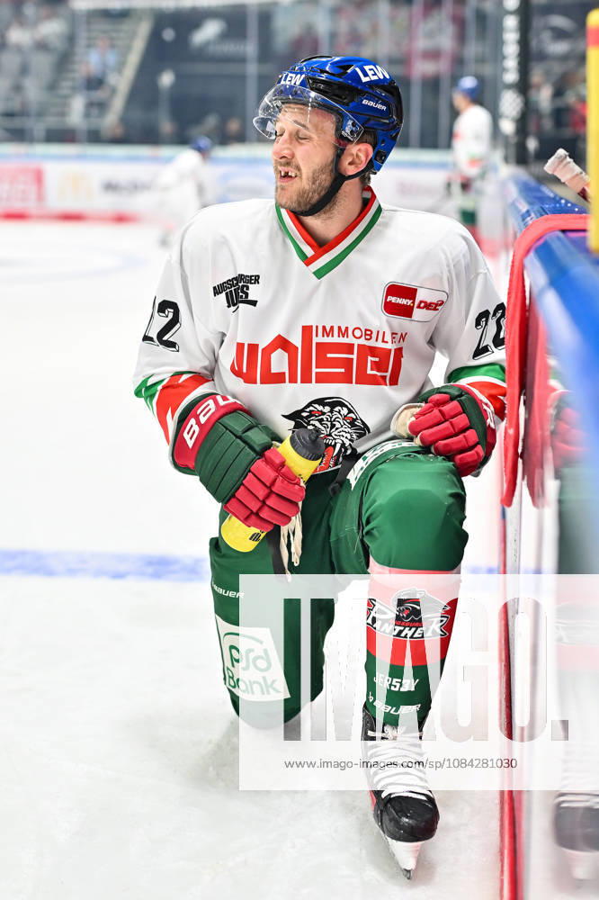 Penny DEL; Augsburger Panther - Fischtown Pinguins, 09.10.2026 aUGSBURG, GERMANY; 09. OCTOBER: im Bild Noel HOEFENMAYER (Augsburger Panther 22) bein warmup vor dem Match der Penny DEL zwischen den Augsburger Panthern und den Fischtown Pinguins am 7. Spieltag im Curt Frenzel Stadion