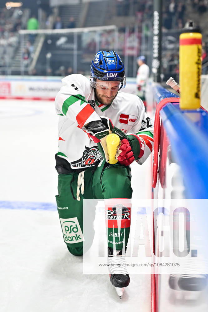 Penny DEL; Augsburger Panther - Fischtown Pinguins, 09.10.2026 aUGSBURG, GERMANY; 09. OCTOBER: im Bild Noel HOEFENMAYER (Augsburger Panther 22) bein warmup vor dem Match der Penny DEL zwischen den Augsburger Panthern und den Fischtown Pinguins am 7. Spieltag im Curt Frenzel Stadion