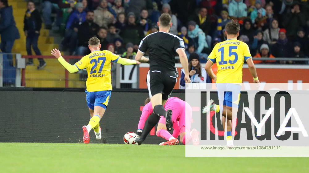 Braunschweig vs Kiel, 2. BL Braunschweig, 09.10.2026, Fußball, Herren, 2. BL, Saison 2026 2027, Eintracht Braunschweig vs. Holstein Kiel: Jan Urbich (Eintracht Braunschweig) schießt Tor zum 1:0, Torwart Timon Weiner (Holstein Kiel) Stadion an der Hamburger Straße Niedersachsen Deutschland