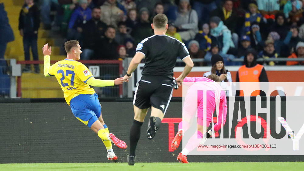 Braunschweig vs Kiel, 2. BL Braunschweig, 09.10.2026, Fußball, Herren, 2. BL, Saison 2026 2027, Eintracht Braunschweig vs. Holstein Kiel: Jan Urbich (Eintracht Braunschweig) schießt Tor zum 1:0, Torwart Timon Weiner (Holstein Kiel) Stadion an der Hamburger Straße Niedersachsen Deutschland