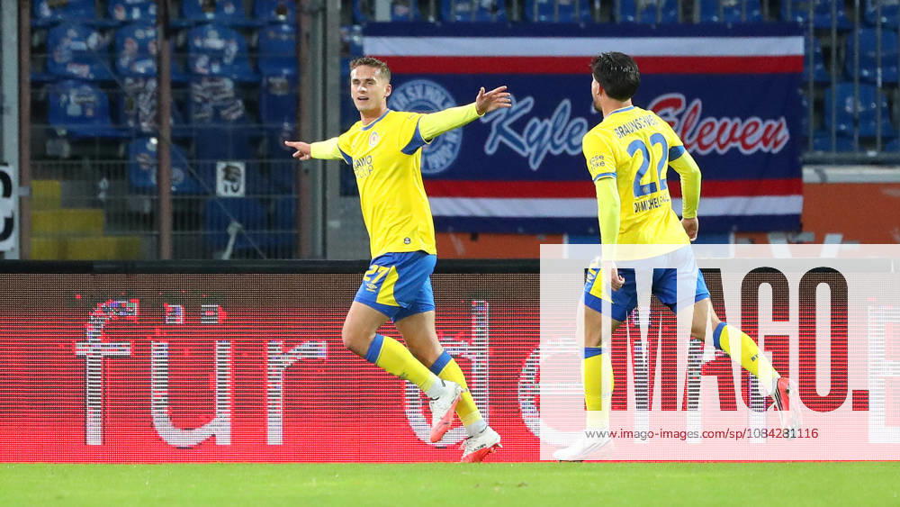 Braunschweig vs Kiel, 2. BL Braunschweig, 09.10.2026, Fußball, Herren, 2. BL, Saison 2026 2027, Eintracht Braunschweig vs. Holstein Kiel: Jan Urbich (Eintracht Braunschweig) jubelt mit Fabio Di Michele Sanchez (Eintracht Braunschweig) nach seinem Tor zum 1:0 Stadion an der Hamburger Straße Niedersachsen Deutschland