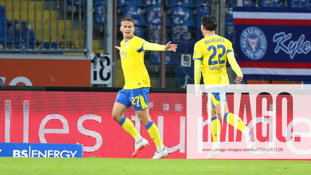 Braunschweig vs Kiel, 2. BL Braunschweig, 09.10.2026, Fußball, Herren, 2. BL, Saison 2026 2027, Eintracht Braunschweig vs. Holstein Kiel: Jan Urbich (Eintracht Braunschweig) jubelt mit Fabio Di Michele Sanchez (Eintracht Braunschweig) nach seinem Tor zum 1:0 Stadion an der Hamburger Straße Niedersachsen Deutschland