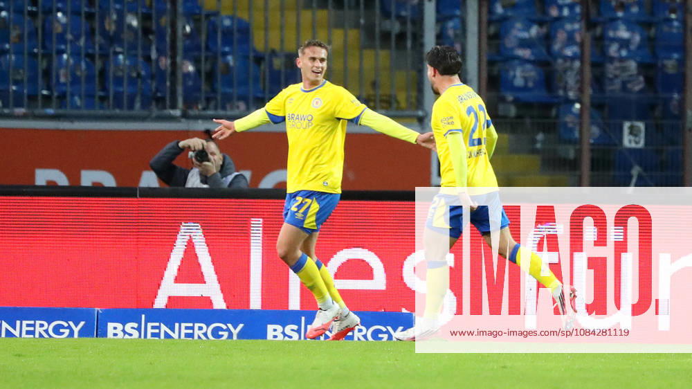 Braunschweig vs Kiel, 2. BL Braunschweig, 09.10.2026, Fußball, Herren, 2. BL, Saison 2026 2027, Eintracht Braunschweig vs. Holstein Kiel: Jan Urbich (Eintracht Braunschweig) jubelt mit Fabio Di Michele Sanchez (Eintracht Braunschweig) nach seinem Tor zum 1:0 Stadion an der Hamburger Straße Niedersachsen Deutschland