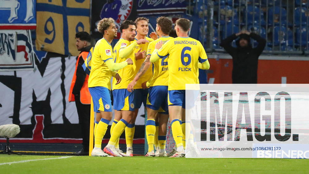 Braunschweig vs Kiel, 2. BL Braunschweig, 09.10.2026, Fußball, Herren, 2. BL, Saison 2026 2027, Eintracht Braunschweig vs. Holstein Kiel: Jan Urbich (Eintracht Braunschweig) jubelt mit Mannschaftskollegen nach seinem Tor zum 1:0 Stadion an der Hamburger Straße Niedersachsen Deutschland