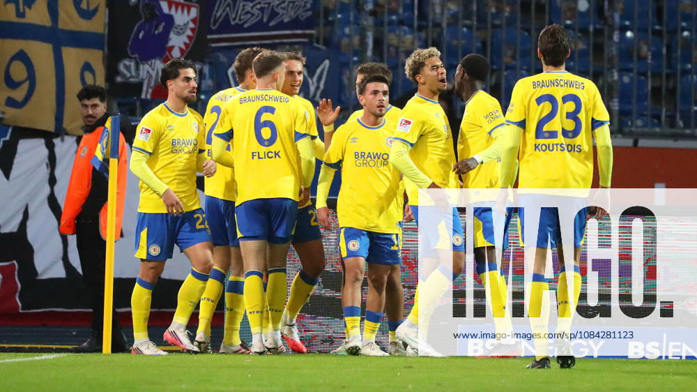 Braunschweig vs Kiel, 2. BL Braunschweig, 09.10.2026, Fußball, Herren, 2. BL, Saison 2026 2027, Eintracht Braunschweig vs. Holstein Kiel: Jan Urbich (Eintracht Braunschweig) jubelt mit Mannschaftskollegen nach seinem Tor zum 1:0 Stadion an der Hamburger Straße Niedersachsen Deutschland