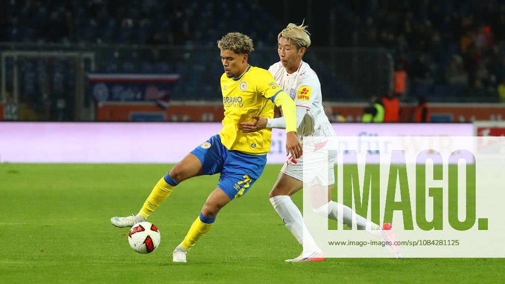 Braunschweig vs Kiel, 2. BL Braunschweig, 09.10.2026, Fußball, Herren, 2. BL, Saison 2026 2027, Eintracht Braunschweig vs. Holstein Kiel: Hiroki Sekine (Holstein Kiel), Yann Sturm (Eintracht Braunschweig) Stadion an der Hamburger Straße Niedersachsen Deutschland