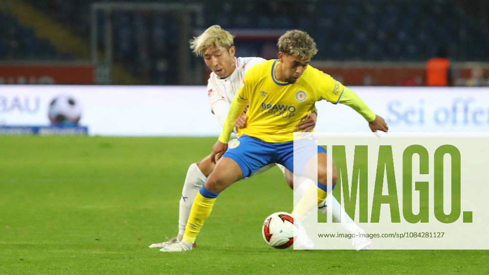 Braunschweig vs Kiel, 2. BL Braunschweig, 09.10.2026, Fußball, Herren, 2. BL, Saison 2026 2027, Eintracht Braunschweig vs. Holstein Kiel: Hiroki Sekine (Holstein Kiel), Yann Sturm (Eintracht Braunschweig) Stadion an der Hamburger Straße Niedersachsen Deutschland
