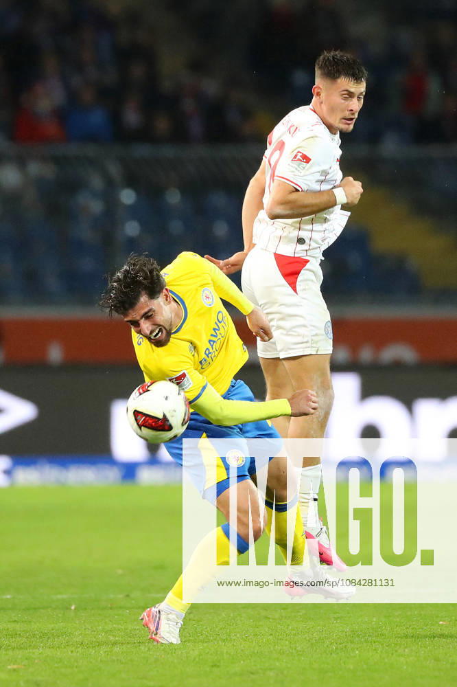Braunschweig vs Kiel, 2. BL Braunschweig, 09.10.2026, Fußball, Herren, 2. BL, Saison 2026 2027, Eintracht Braunschweig vs. Holstein Kiel: Fabio Di Michele Sanchez (Eintracht Braunschweig), Adrian Kapralik (Holstein Kiel) Stadion an der Hamburger Straße Niedersachsen Deutschland