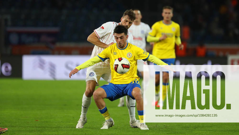 Braunschweig vs Kiel, 2. BL Braunschweig, 09.10.2026, Fußball, Herren, 2. BL, Saison 2026 2027, Eintracht Braunschweig vs. Holstein Kiel: Jonas Meffert (Holstein Kiel), Samuele di Benedetto (Eintracht Braunschweig), Stadion an der Hamburger Straße Niedersachsen Deutschland