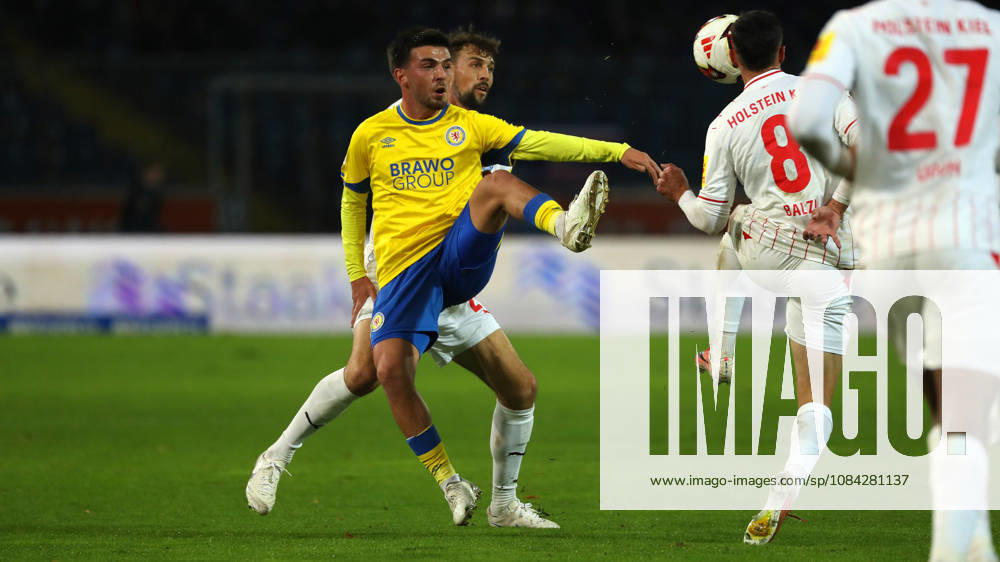 Braunschweig vs Kiel, 2. BL Braunschweig, 09.10.2026, Fußball, Herren, 2. BL, Saison 2026 2027, Eintracht Braunschweig vs. Holstein Kiel: Jonas Meffert (Holstein Kiel), Samuele di Benedetto (Eintracht Braunschweig), Guillermo Balzi (Kiel) Stadion an der Hamburger Straße Niedersachsen Deutschland