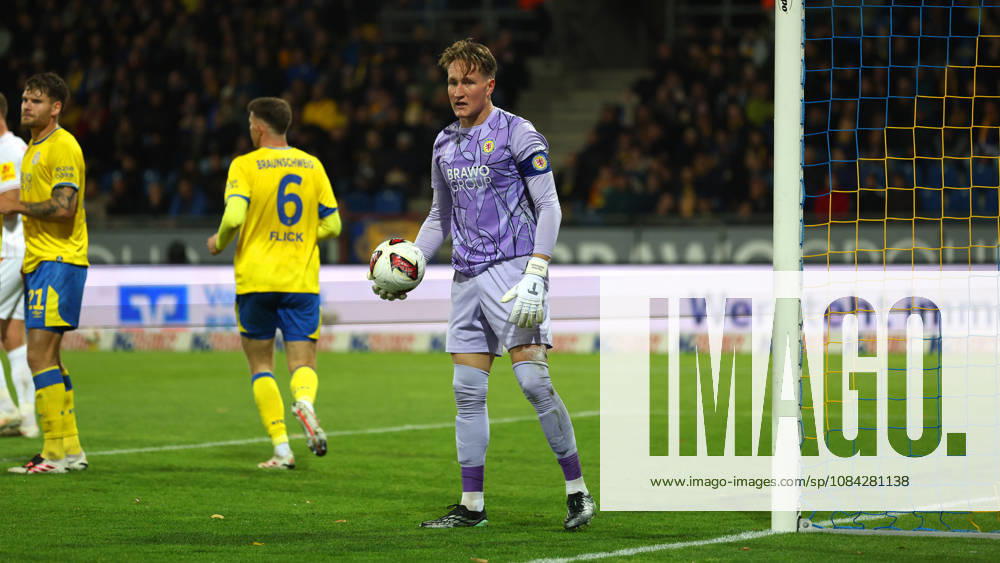 Braunschweig vs Kiel, 2. BL Braunschweig, 09.10.2026, Fußball, Herren, 2. BL, Saison 2026 2027, Eintracht Braunschweig vs. Holstein Kiel: Torwart Ron-Thorben Hoffmann (Eintracht Braunschweig) Stadion an der Hamburger Straße Niedersachsen Deutschland