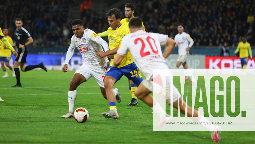 Braunschweig vs Kiel, 2. BL Braunschweig, 09.10.2026, Fußball, Herren, 2. BL, Saison 2026 2027, Eintracht Braunschweig vs. Holstein Kiel: Ikem Ugoh (Holstein Kiel), Max Marie (Eintracht Braunschweig) Stadion an der Hamburger Straße Niedersachsen Deutschland