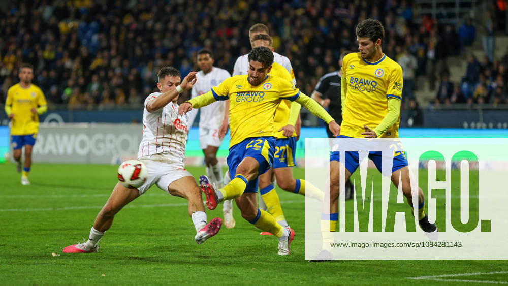 Braunschweig vs Kiel, 2. BL Braunschweig, 09.10.2026, Fußball, Herren, 2. BL, Saison 2026 2027, Eintracht Braunschweig vs. Holstein Kiel: Adrian Kapralik (Holstein Kiel), Fabio Di Michele Sanchez (Eintracht Braunschweig), Isidoros Koutsidis (Eintracht Braunschweig) Stadion an der Hamburger Straße Niedersachsen Deutschland