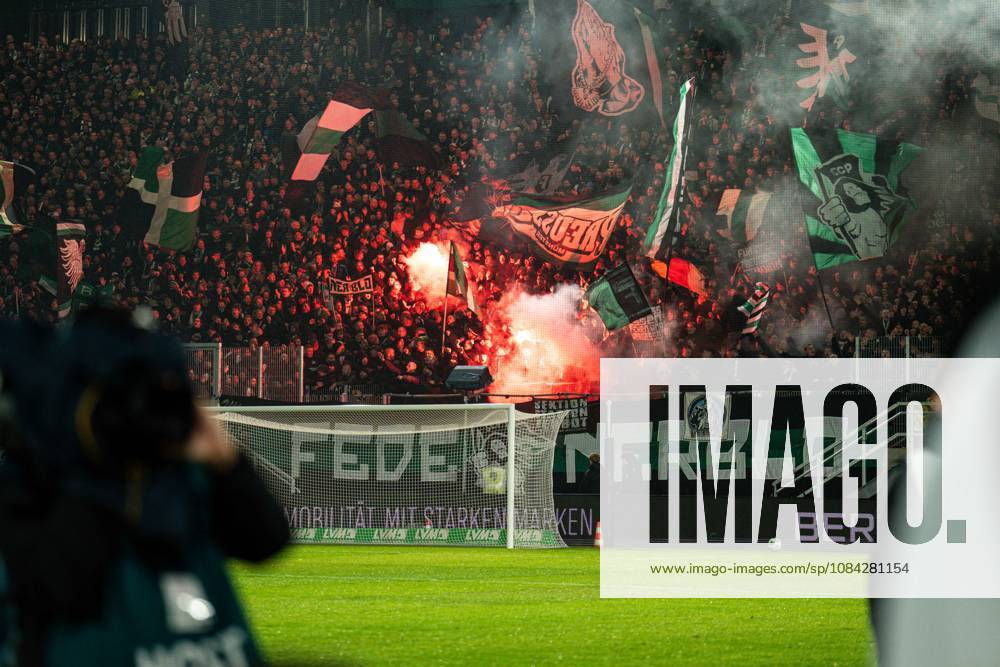 3. Liga, 8. Spieltag, SC Preußen Münster vs. Rot-Weiss Essen im LVM-Preußenstadion. Preußen Münster Pyro Fans WICHTIGER HINWEIS: Gemäß den Vorgaben des DFB und der DFL ist es untersagt, in dem Stadion und oder vom Spiel angefertigte Fotoaufnahmen in Form von Sequenzbildern und oder videoähnlichen Fotostrecken zu verwerten bzw. verwerten zu lassen.