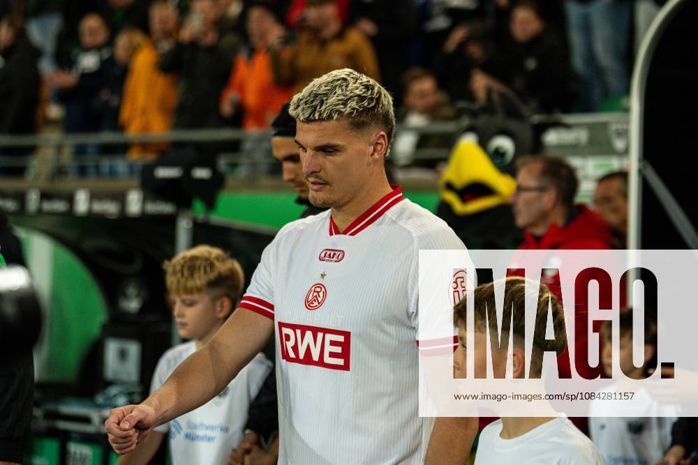 3. Liga, 8. Spieltag, SC Preußen Münster vs. Rot-Weiss Essen im LVM-Preußenstadion. Marek Janssen (Essen) einlaufen WICHTIGER HINWEIS: Gemäß den Vorgaben des DFB und der DFL ist es untersagt, in dem Stadion und oder vom Spiel angefertigte Fotoaufnahmen in Form von Sequenzbildern und oder videoähnlichen Fotostrecken zu verwerten bzw. verwerten zu lassen.