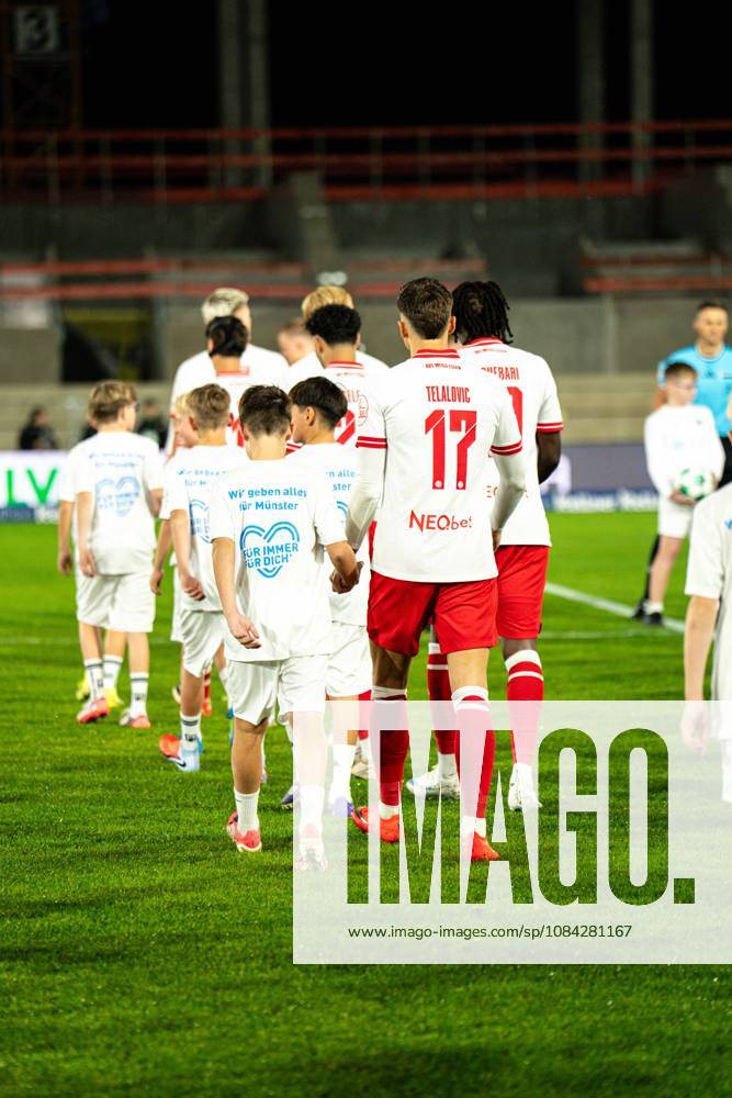 3. Liga, 8. Spieltag, SC Preußen Münster vs. Rot-Weiss Essen im LVM-Preußenstadion. Semir Telalovic (Essen) von hinten beim Einlaufen WICHTIGER HINWEIS: Gemäß den Vorgaben des DFB und der DFL ist es untersagt, in dem Stadion und oder vom Spiel angefertigte Fotoaufnahmen in Form von Sequenzbildern und oder videoähnlichen Fotostrecken zu verwerten bzw. verwerten zu lassen.