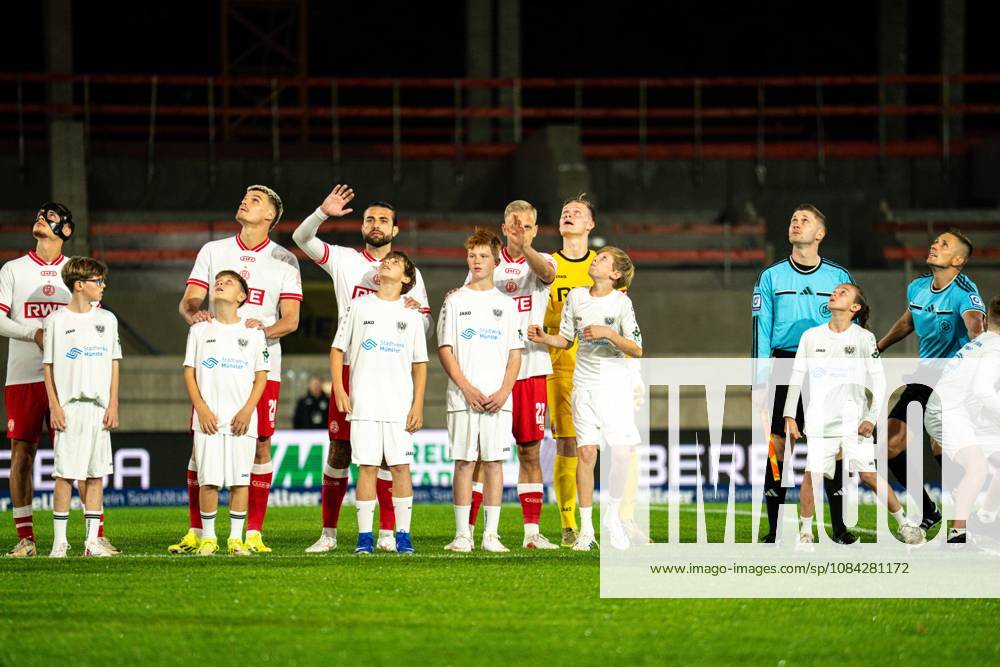 3. Liga, 8. Spieltag, SC Preußen Münster vs. Rot-Weiss Essen im LVM-Preußenstadion. Mannschaft schaut nach oben bei Pyro WICHTIGER HINWEIS: Gemäß den Vorgaben des DFB und der DFL ist es untersagt, in dem Stadion und oder vom Spiel angefertigte Fotoaufnahmen in Form von Sequenzbildern und oder videoähnlichen Fotostrecken zu verwerten bzw. verwerten zu lassen.