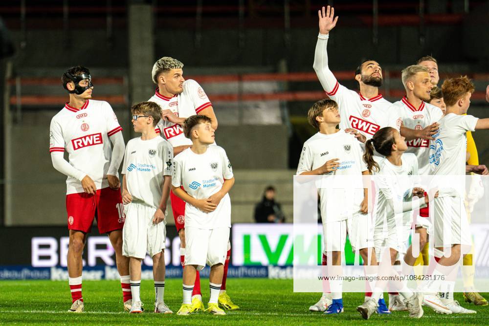 3. Liga, 8. Spieltag, SC Preußen Münster vs. Rot-Weiss Essen im LVM-Preußenstadion. Pyro landet fast auf Mannschaft WICHTIGER HINWEIS: Gemäß den Vorgaben des DFB und der DFL ist es untersagt, in dem Stadion und oder vom Spiel angefertigte Fotoaufnahmen in Form von Sequenzbildern und oder videoähnlichen Fotostrecken zu verwerten bzw. verwerten zu lassen.
