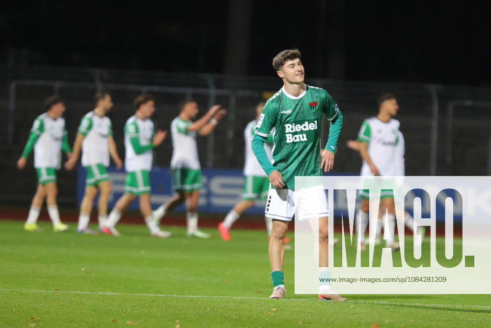 Fußball, Herren, Regionalliga Bayern, Saison 2026 2027, 13. Spieltag: FC Schweinfurt 05 - SC Eltersdorf Lauris Bausenwein (FC Schweinfurt 05, 21) bedient, SC Eltersdorf feiert das 1:0 durch Yannik Jassmann (SC Eltersdorf, 09) Schweinfurt Riedel-Bau-Arena im Sachs-Stadio Bayern Unterfranken Deutschland